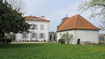 Naguile jauregia eta ermita pribatua, Mugerre