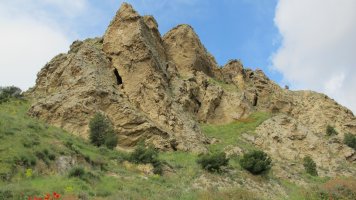 Herrian gaineko harkaitzak, Faltzes