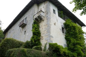 Laurgain dorretxea, Aia