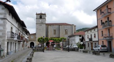 Aizarnako plaza eta Jasokundearen eliza