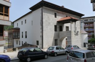 Agirre jauregia, Deba