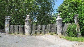 Jauregira sarrerako atea itxita, Altzümarta