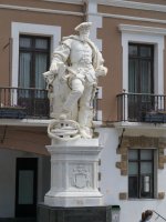 Elkanore eskultura Udaletxearen aurrean, Getaria