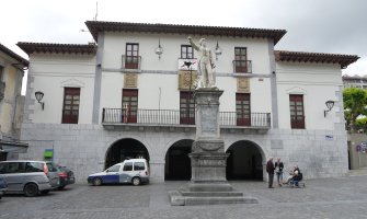 Udaletxea eta Txurrukaren omenezko monumentua, Mutriku