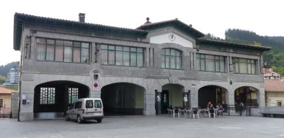 Zerbitzuetako eraikina Beheko Plazan, Mutriku