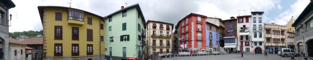 Beheko Plaza inguratzen duten etxeak, Mutriku