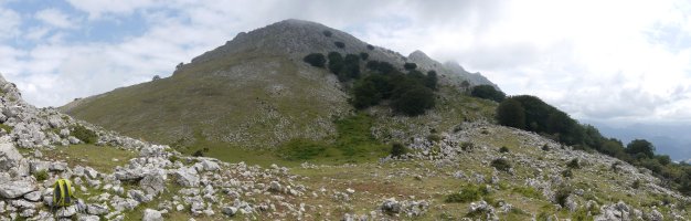 Besaide aldeko bidetik ikusita, tontorra oraindik laino artean dela.
