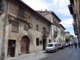 Kale Nagusiko etxeak, Agurain