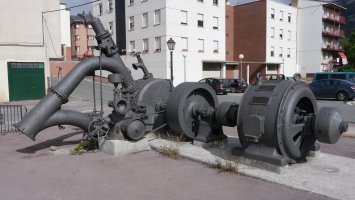 Zentral hidroelektikoko makineria zaharra kalean, Araia