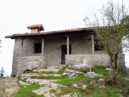 San Pedro ermita, Atxarreko tontorrean