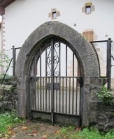 San Pedro ermita izandakoaren atea, Etxaleku