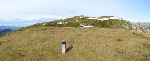 Beaskingo tumulua. Atzean, Olamuño eta Ontzanburu