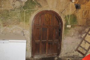 San Fausto ermita izandakoaren sarrerako atea, Ormaiztegi