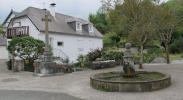 Gurutzea eta Iturria, Montori