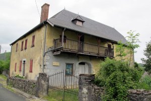 Sallaberia etxea, Astüe