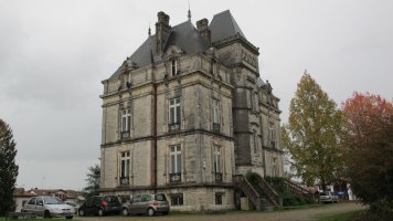 Lota Jauregia, Uztaritze