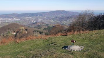 Aldura. Txartelontzia. Atzean ikusten dena Jaizkibel da.