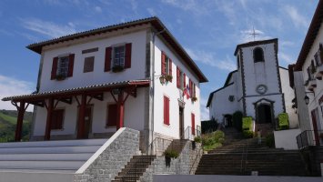 Biriatu, udaletxea eta eliza