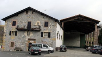 Herriko Etxea, Ostatua eta pelotalekua, Donamaria