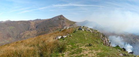 Kuarteleko kaskoko gailurra, belar-erreketako kea ikusgai