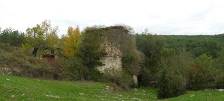 Gurpegiko etxeak, mendiak erdi janda