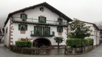 Etxebeltzea etxea, Erratzu