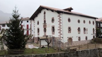 Ostatua etxea, Erratzu