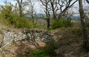 Legingo gazteluaren hondakinak gailurrean