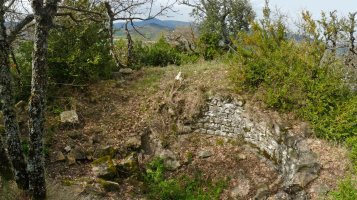 Legingo gazteluaren hondakinak gailurrean
