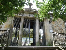 Hilerriaren sarrera, Elorrio