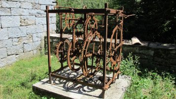 Elizako ordulariaren makinaria eliz atarian, Artaitz-Erroibar