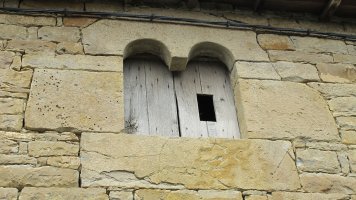 Hualde (Hualderena) etxearen leihoa, Turrillas-Itzagaondoa