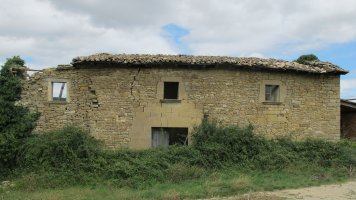 Urbikain herri abandodatutako etxe baten hondakinak