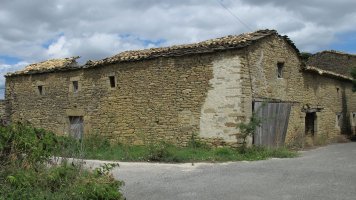 Urbikain herri abandodatutako etxe baten hondakinak