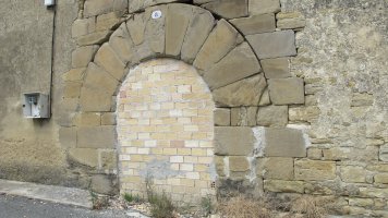 Urbikain herri abandodatutako etxe baten hondakinak