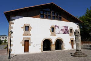 Santaluzi Zahar etxea, Santaluzi Auzoan