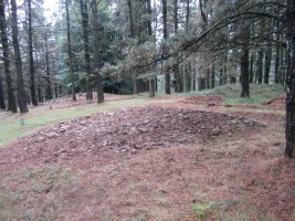 Túmulo Trikuaizti II y detrás Trikuaizti I (Septiembre  2015)