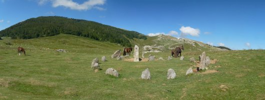 Idopilgo harrespil berria. Atzean, Urkulu eta Leizaundia