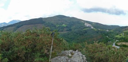 Lartzingo gailurra, Manttale eta Ibardin lepoa atzean