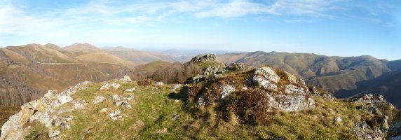 Ozpinarriko gailurra. Iparraldeko beste bi gailurrak ikusgai