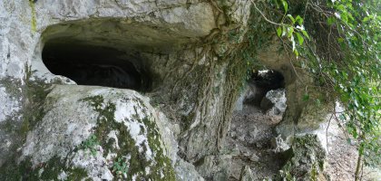 Hirugarren galeria estua eta bigarrenaren sarrera