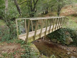 Zurezko zubia Añarri erreka zeharkatzeko