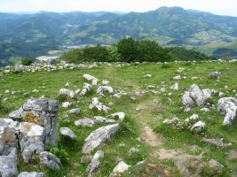 Mendebaldeko bizkarrean gora datorren bidea