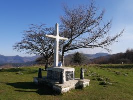 Gurutzea gainean. Loatzo.