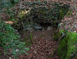 Eraikuntza baten aztarnak, Ameztiko harriaren lepotik hurbil