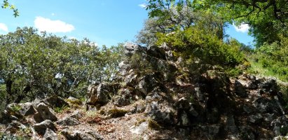 Argumetako gailurra zehakatzen duen harrizko gandorra