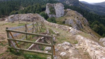 Aitzorrotz - gazteluaren harresia