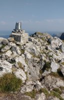 Aitzuriko tontorra (1551m), atzean Aketegi (1549m)