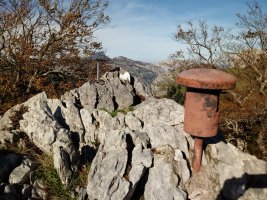 Txumurrutxueta (915m) tontorreko postontziak