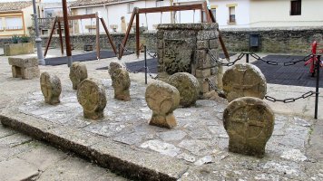 Hilarriak eliz atarian, Arroitz